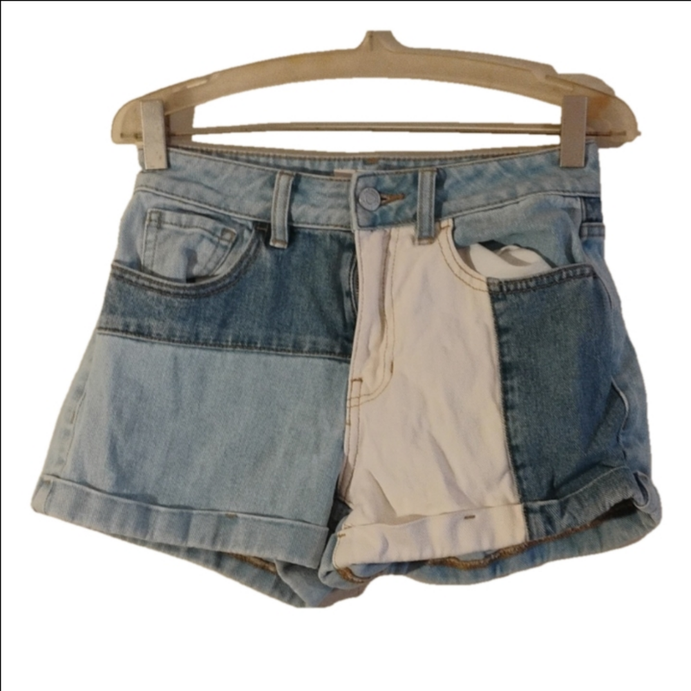 Pacsun patchwork style size 23 mom short. Great for Spring break! Or summer.